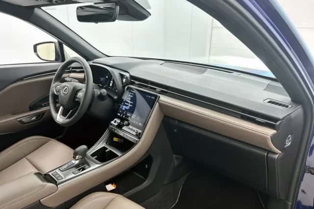 Lexus LBX (2024) thumbnail 6
