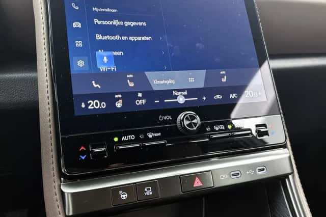 Lexus LBX (2024) thumbnail 9