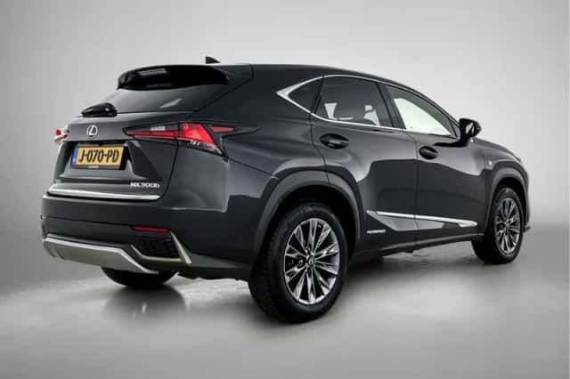 Lexus NX (2020) thumbnail 2