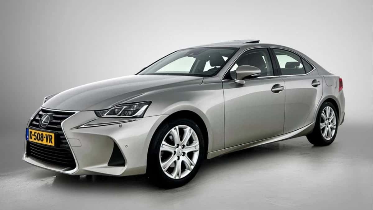 Lexus IS (2021) — foto 1