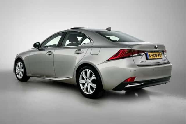 Lexus IS (2021) thumbnail 15