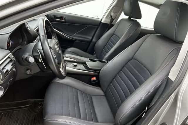 Lexus IS (2021) thumbnail 17