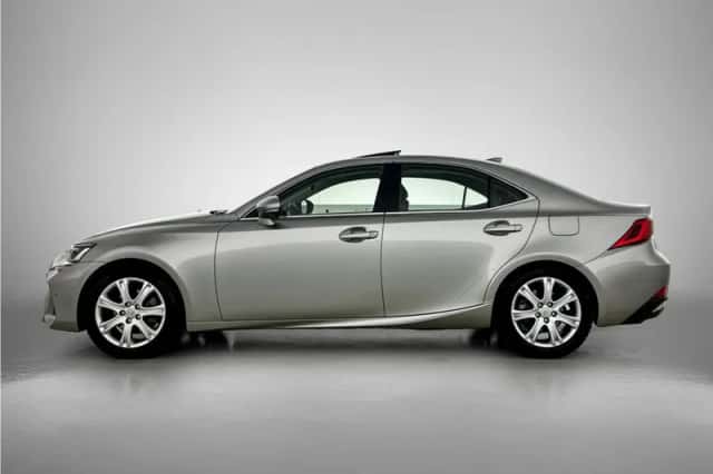 Lexus IS (2021) thumbnail 3
