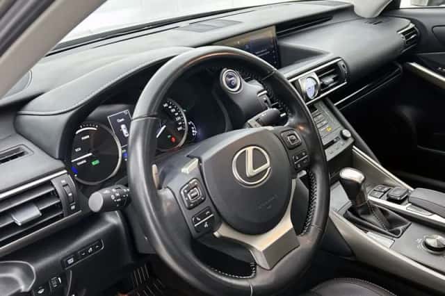 Lexus IS (2021) thumbnail 40
