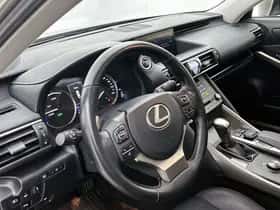 Lexus IS (2021) thumbnail 40