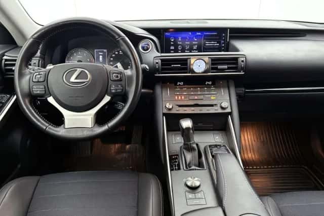 Lexus IS (2021) thumbnail 5