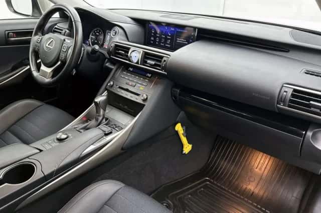 Lexus IS (2021) thumbnail 7