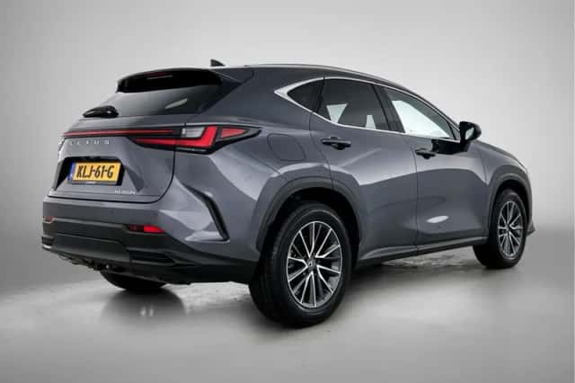 Lexus NX (2025) thumbnail 2