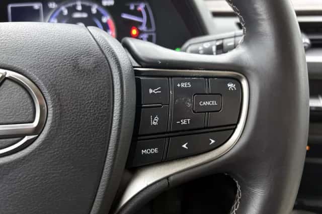 Lexus UX (2019) thumbnail 14