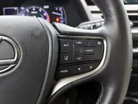 Lexus UX (2019) thumbnail 14