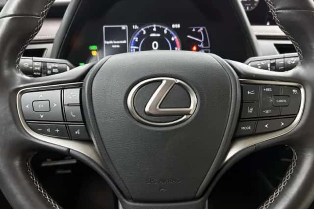 Lexus UX (2019) thumbnail 17