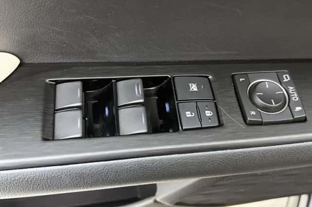 Lexus UX (2019) thumbnail 22