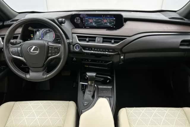 Lexus UX (2019) thumbnail 4