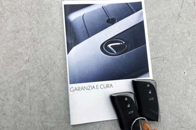 Lexus UX (2019) thumbnail 33