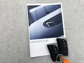 Lexus UX (2019) thumbnail 33