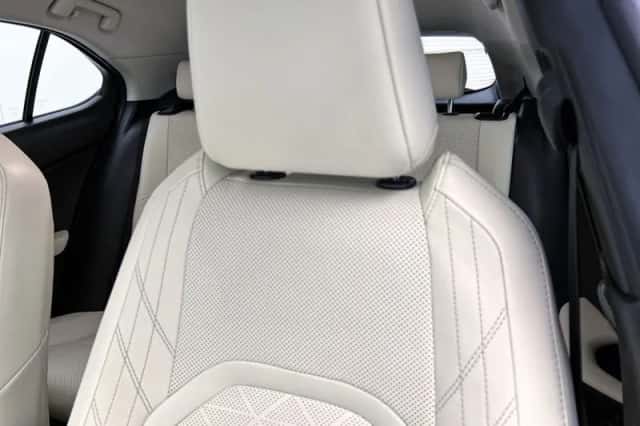 Lexus UX (2019) thumbnail 35