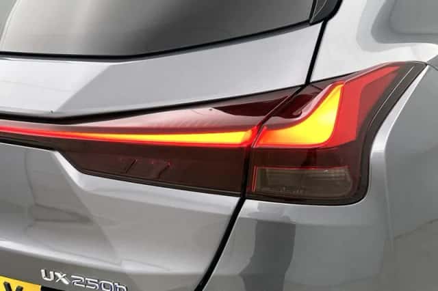 Lexus UX (2019) thumbnail 45