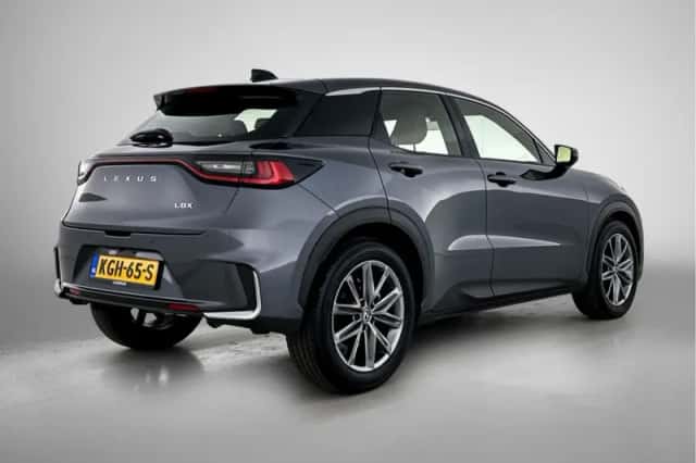 Lexus LBX (2024) thumbnail 2