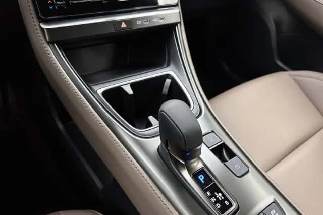 Lexus LBX (2024) thumbnail 11