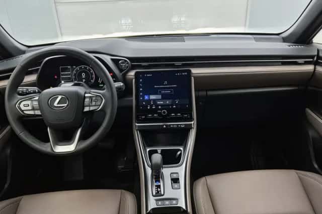 Lexus LBX (2024) thumbnail 4