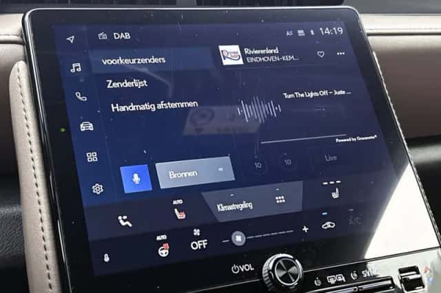 Lexus LBX (2024) thumbnail 9