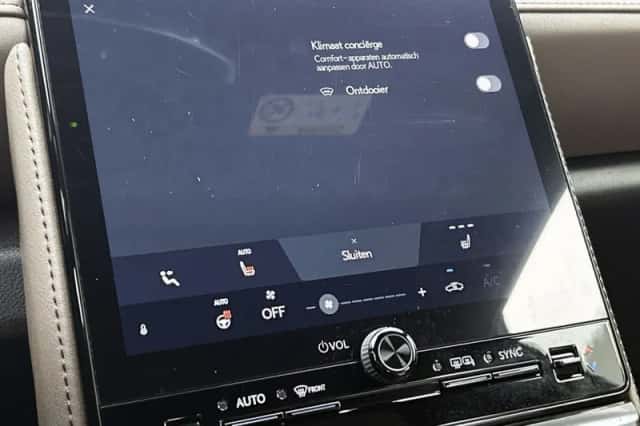 Lexus LBX (2024) thumbnail 10