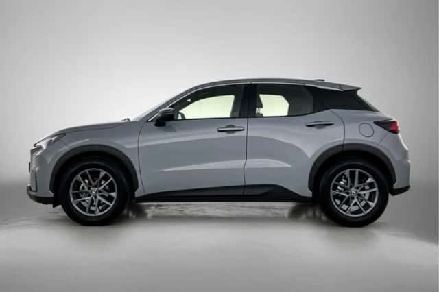 Lexus LBX (2024) thumbnail 3
