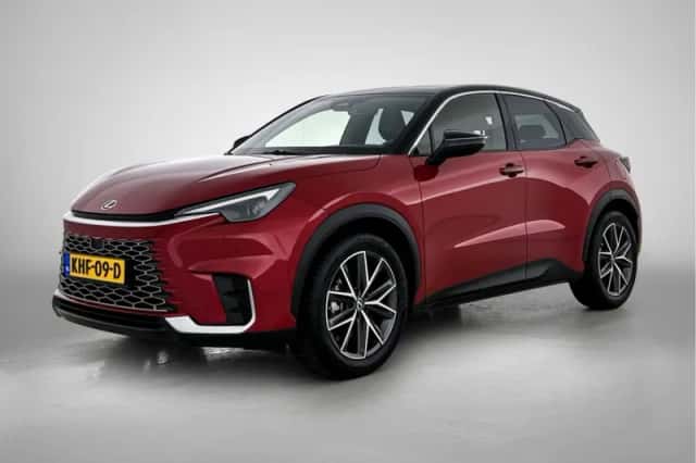 Lexus LBX (2024) thumbnail 1