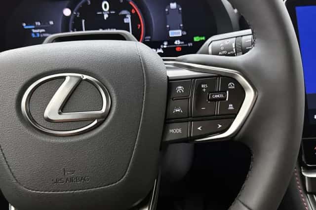 Lexus LBX (2024) thumbnail 14
