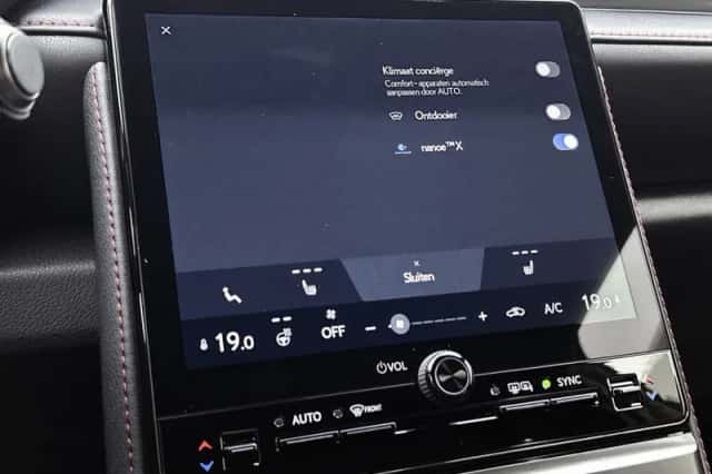Lexus LBX (2024) thumbnail 9