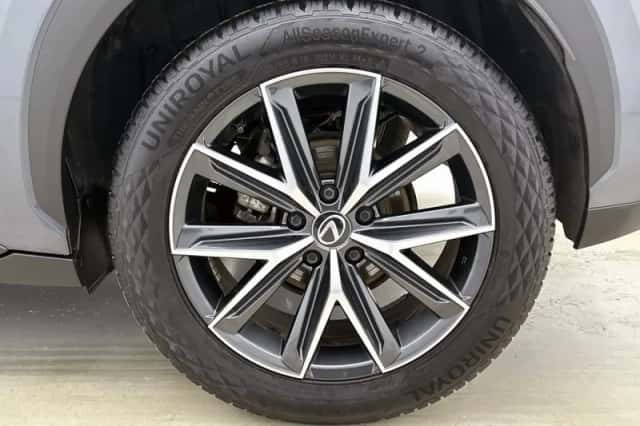 Lexus LBX (2024) thumbnail 23