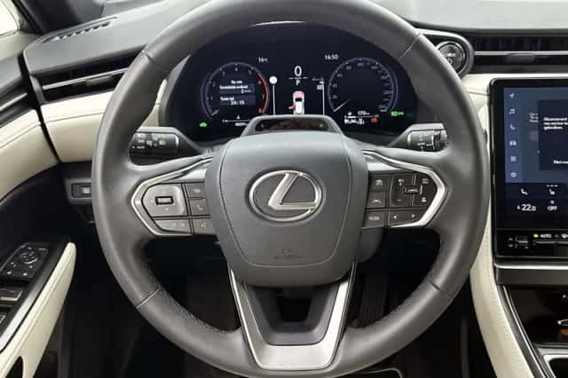 Lexus LBX (2024) thumbnail 17
