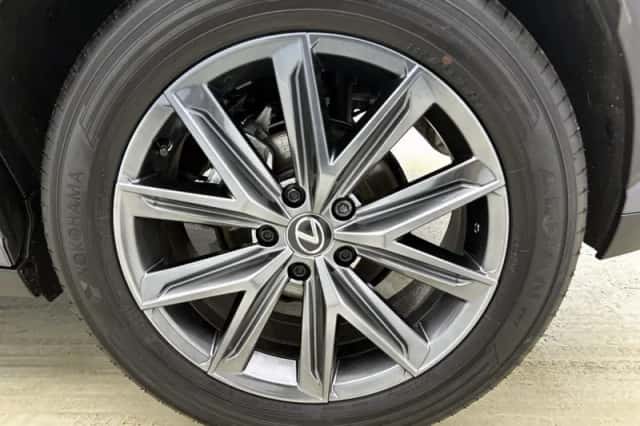 Lexus LBX (2024) thumbnail 22