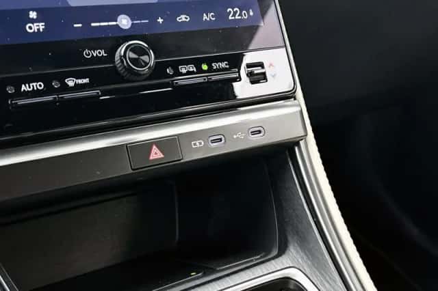 Lexus LBX (2024) thumbnail 23