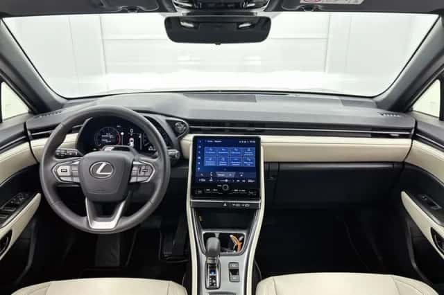 Lexus LBX (2024) thumbnail 4