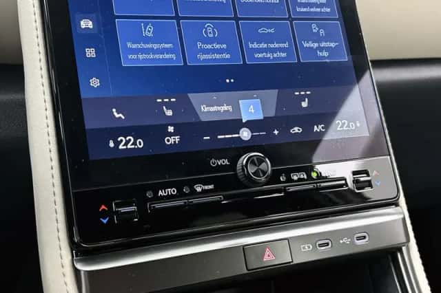 Lexus LBX (2024) thumbnail 9