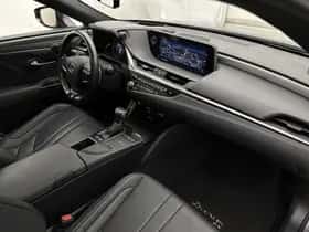 Lexus ES (2021) thumbnail 23