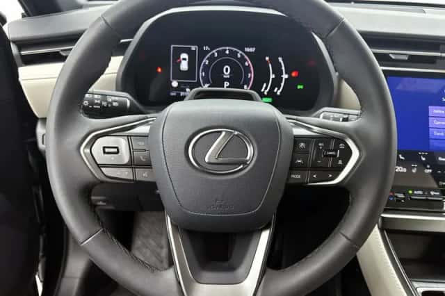 Lexus LBX (2024) thumbnail 17
