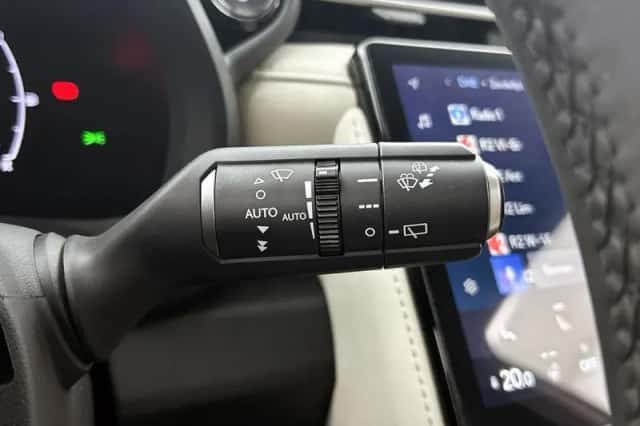 Lexus LBX (2024) thumbnail 25