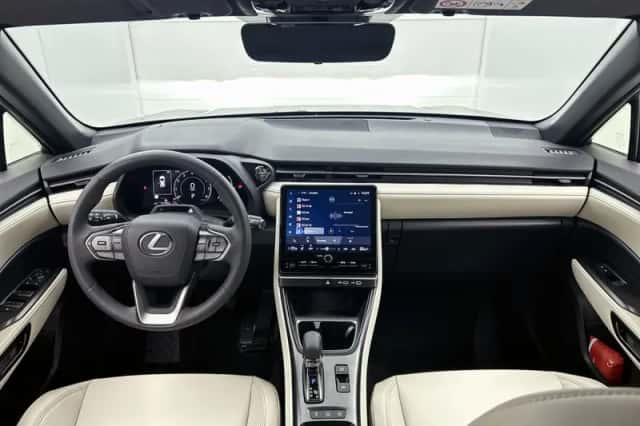 Lexus LBX (2024) thumbnail 4