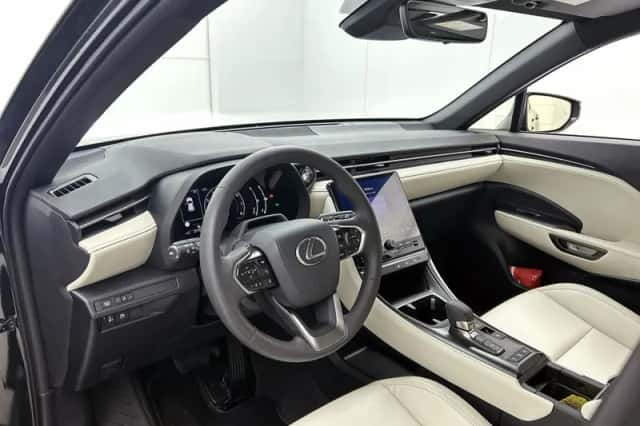 Lexus LBX (2024) thumbnail 34