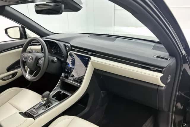 Lexus LBX (2024) thumbnail 6