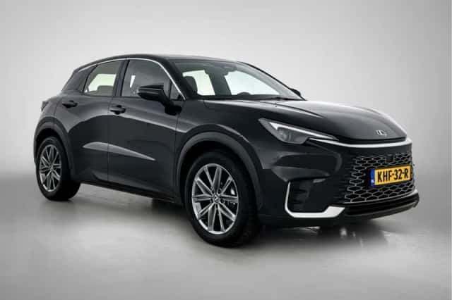 Lexus LBX (2024) thumbnail 12