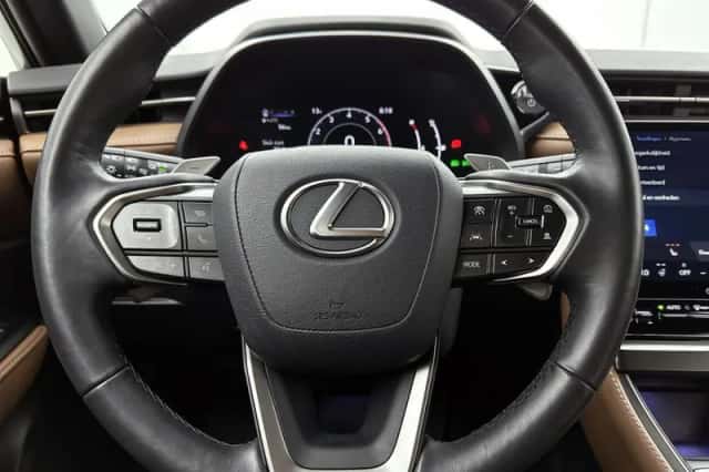 Lexus LBX (2024) thumbnail 17