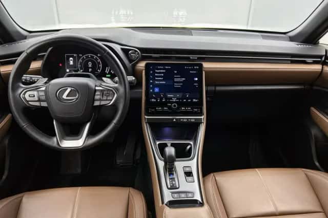 Lexus LBX (2024) thumbnail 4