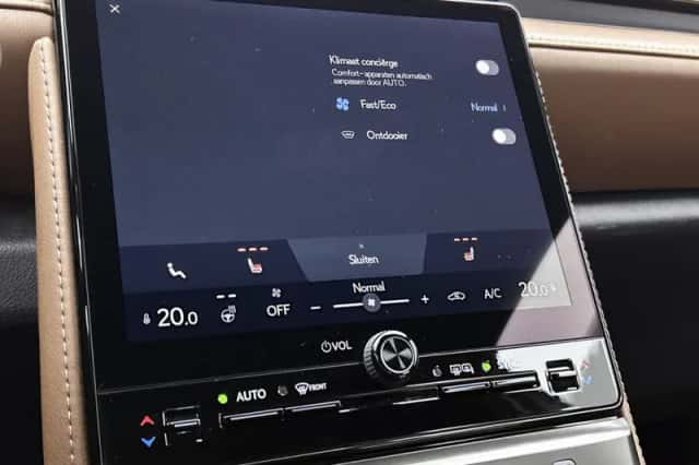 Lexus LBX (2024) thumbnail 9