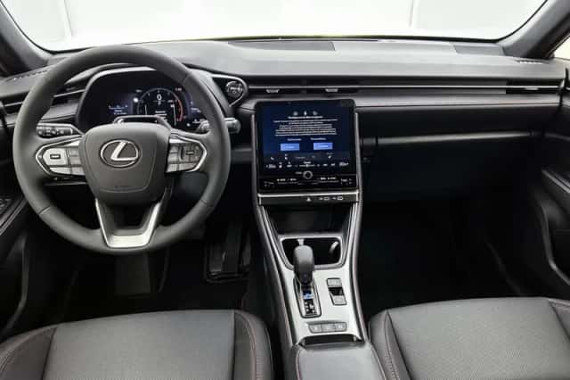 Lexus LBX (2026) thumbnail 4