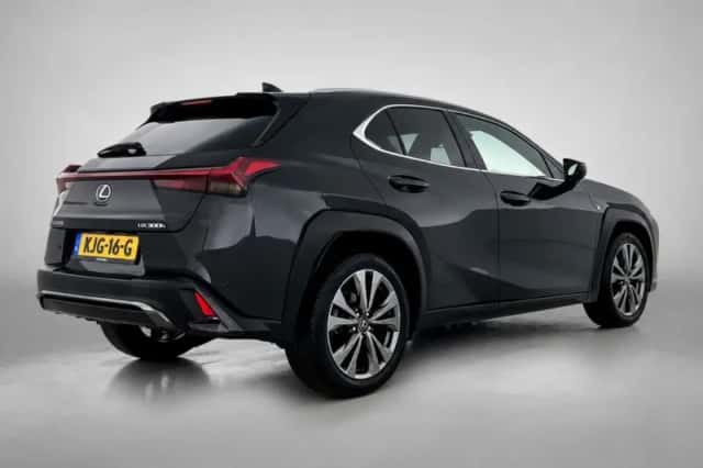 Lexus UX (2026) thumbnail 2