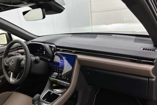 Lexus LBX (2024) thumbnail 6