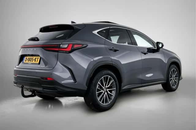Lexus NX (2023) thumbnail 2